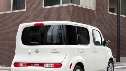 Het jaar 2010 is nog maar net begonnen, en Nissan gaat vol overtuiging aan de slag. Naast de zojuist aangekondigde Juke vindt ook de excentrieke Cube zijn weg naar ons land. En snel ook, volgende maan