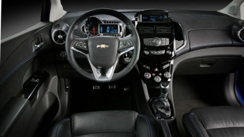 Chevrolet licht graag een tipje van de sluier op hoe de nieuwe Aveo eruit komt te zien. Het merk doet dat door een Aveo RS showauto te presenteren, die sportief in het daglicht wordt gezet, met een ni
