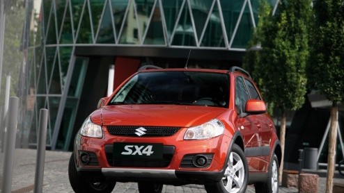 Als Fiat de Sedici vernieuwd heeft, kan Suzuki natuurlijk niet achterblijven. De outdoor-ingestelde SX4 krijgt komend voorjaar een opfriskuurtje. Voor de Japanner betekent dat bijgepunte looks en een
