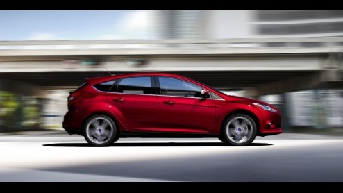 Daar is-ie dan, de nieuwe Ford Focus. De populaire middenklasser beleeft zijn debuut deze maand in Detroit als hatchback en sedan en gaat volgend jaar als 'wereldauto' trakteren op nog meer rijplezier