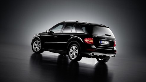 Er is geen beter moment om de M-Klasse van Mercedes-Benz extra in de winterzon te zetten. De vierwielaangedreven avonturier is tijdelijk leverbaar als Limited Edition, en dat bekent veel extra uitrust