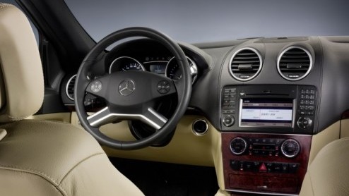 Er is geen beter moment om de M-Klasse van Mercedes-Benz extra in de winterzon te zetten. De vierwielaangedreven avonturier is tijdelijk leverbaar als Limited Edition, en dat bekent veel extra uitrust