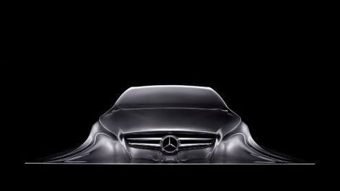 Het uit de doeken gaan van een nieuw model heeft Mercedes-Benz wel heel creatief uitgevoerd. Op de Detroit Motor Show is een sculptuur tentoongesteld dat samengesmolten lijkt met een zilveren doek. De