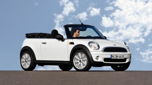Mini begint het nieuwe jaar met een schoon geweten. Alle benzinemotoren zijn nog eens onder de loep genomen, met als resultaat een verlaagd verbruik en meer pk's voor de Cooper S-versie. Alle handgesc