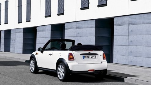 Mini begint het nieuwe jaar met een schoon geweten. Alle benzinemotoren zijn nog eens onder de loep genomen, met als resultaat een verlaagd verbruik en meer pk's voor de Cooper S-versie. Alle handgesc