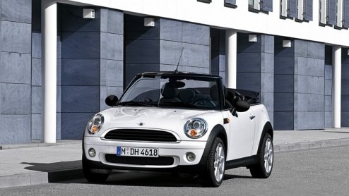 Mini begint het nieuwe jaar met een schoon geweten. Alle benzinemotoren zijn nog eens onder de loep genomen, met als resultaat een verlaagd verbruik en meer pk's voor de Cooper S-versie. Alle handgesc