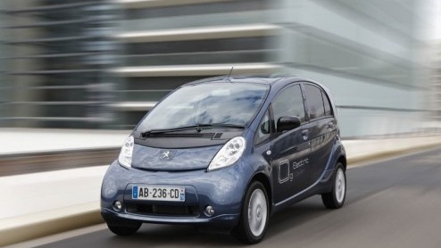 Ook van de partij in Brussel is de Peugeot ion, het broertje van de Mitsubishi i-MiEV. De elektrisch aangedreven vierpersoons stadsauto gaat vanaf oktober in de verkoop. Het merk heeft inmiddels al 20