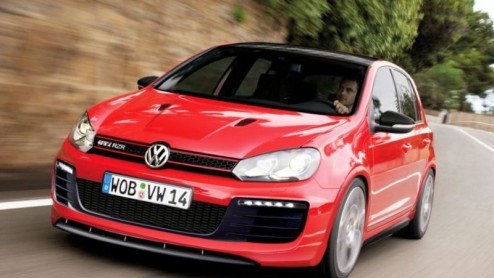 De nieuwe Golf GTI heeft zoals altijd een subtiele, maar sportieve outfit. Nu is er RevoZport die vindt dat het nog veel heftiger mag; het resultaat is de Golf GTI RZR in een heldhaftig strijdtenue me