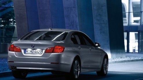De nieuwe BMW 5 Serie Sedan staat te trappelen van ongeduld. Daarom heeft de importeur de prijslijst gereed; hij wordt eind maart leverbaar vanaf 49.700 euro. Dit bedrag geldt voor de 520d die doodleu