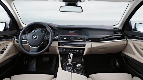 De nieuwe BMW 5 Serie Sedan staat te trappelen van ongeduld. Daarom heeft de importeur de prijslijst gereed; hij wordt eind maart leverbaar vanaf 49.700 euro. Dit bedrag geldt voor de 520d die doodleu