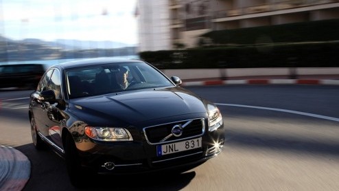 Volvo breidt de standaarduitrusting van de V70 en S80 met tweelitermotor tijdelijk uit met het Professional pakket. Goed nieuws is dat de dealer er geen cent voor rekent. De sedan is er vanaf 36.995, 