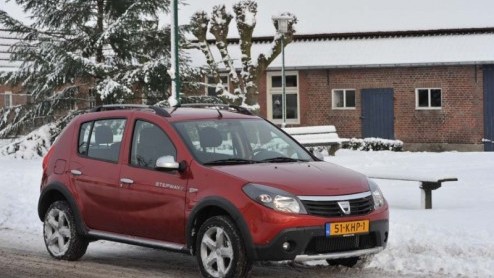 De Dacia Sandero is in de basis nou niet bepaald een auto om je vingers bij af te likken. Nee, het budgetkarakter druipt er aan alle kanten vanaf. Toch doen dergelijke spaarvarkens het tegenwoordig bi