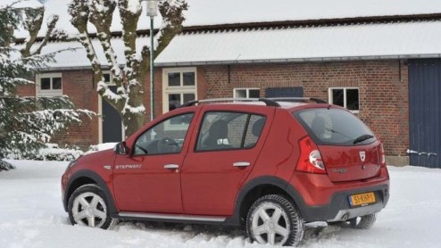 De Dacia Sandero is in de basis nou niet bepaald een auto om je vingers bij af te likken. Nee, het budgetkarakter druipt er aan alle kanten vanaf. Toch doen dergelijke spaarvarkens het tegenwoordig bi