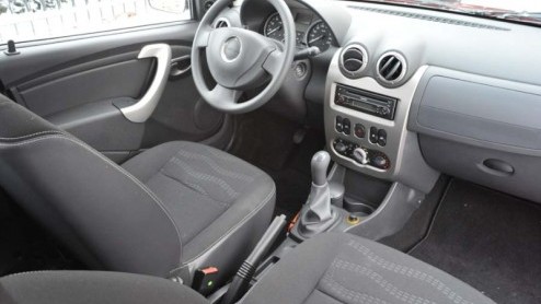 De Dacia Sandero is in de basis nou niet bepaald een auto om je vingers bij af te likken. Nee, het budgetkarakter druipt er aan alle kanten vanaf. Toch doen dergelijke spaarvarkens het tegenwoordig bi