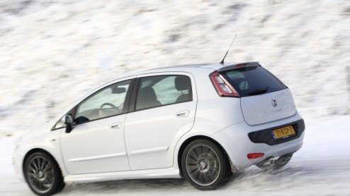 Fiat heeft hun Grande Punto onlangs omgedoopt tot Punto Evo. Aan deze naamswijziging ligt een omvangrijke facelift ten grondslag, die veel verder blijkt te gaan dan alleen een ander bumpertje of een a