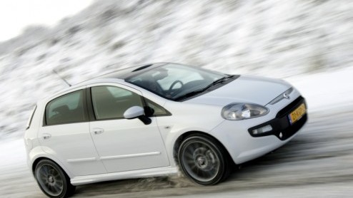 Fiat heeft hun Grande Punto onlangs omgedoopt tot Punto Evo. Aan deze naamswijziging ligt een omvangrijke facelift ten grondslag, die veel verder blijkt te gaan dan alleen een ander bumpertje of een a