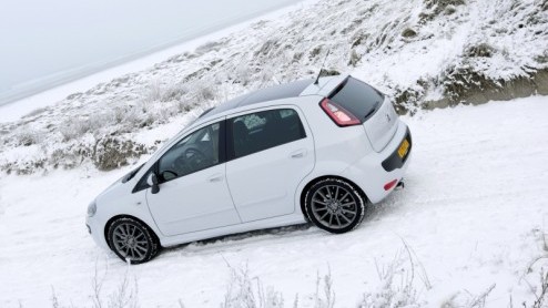 Fiat heeft hun Grande Punto onlangs omgedoopt tot Punto Evo. Aan deze naamswijziging ligt een omvangrijke facelift ten grondslag, die veel verder blijkt te gaan dan alleen een ander bumpertje of een a