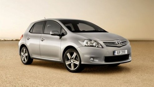 Dit zijn eerste officile beelden van de vernieuwde Toyota Auris. De compacte middenklasser uit Japan met subtiele verjongingskuur is per direct bestelbaar en komt vanaf het voorjaar ook als hybride m