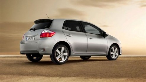 Dit zijn eerste officile beelden van de vernieuwde Toyota Auris. De compacte middenklasser uit Japan met subtiele verjongingskuur is per direct bestelbaar en komt vanaf het voorjaar ook als hybride m