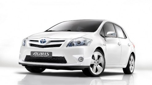 Dit zijn eerste officile beelden van de vernieuwde Toyota Auris. De compacte middenklasser uit Japan met subtiele verjongingskuur is per direct bestelbaar en komt vanaf het voorjaar ook als hybride m