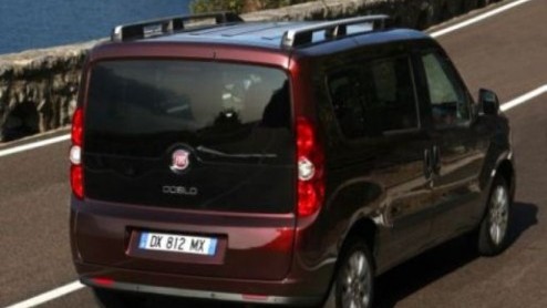 Fiat heeft de Dobl in geuren en kleuren uit de doeken gedaan. Nu de auto beschikbaar wordt voor levering maakt het merk de prijslijst bekend. De dealers hebben de nieuwe Dobl vanaf 17.295 euro in de