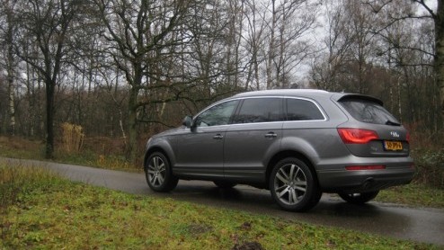 Er zijn diverse manieren om autos van een groen, verantwoord randje te voorzien. Zelfs bij de Audi Q7 is het gelukt. De nog altijd imponerende mastodont met vier ringen heeft namelijk 3.0 TDI clean d