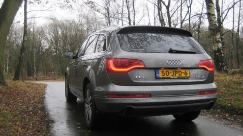 Er zijn diverse manieren om autos van een groen, verantwoord randje te voorzien. Zelfs bij de Audi Q7 is het gelukt. De nog altijd imponerende mastodont met vier ringen heeft namelijk 3.0 TDI clean d