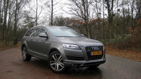 Er zijn diverse manieren om autos van een groen, verantwoord randje te voorzien. Zelfs bij de Audi Q7 is het gelukt. De nog altijd imponerende mastodont met vier ringen heeft namelijk 3.0 TDI clean d