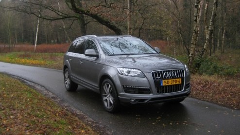 Er zijn diverse manieren om autos van een groen, verantwoord randje te voorzien. Zelfs bij de Audi Q7 is het gelukt. De nog altijd imponerende mastodont met vier ringen heeft namelijk 3.0 TDI clean d