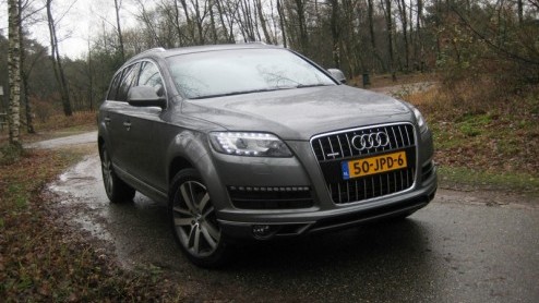 Er zijn diverse manieren om autos van een groen, verantwoord randje te voorzien. Zelfs bij de Audi Q7 is het gelukt. De nog altijd imponerende mastodont met vier ringen heeft namelijk 3.0 TDI clean d
