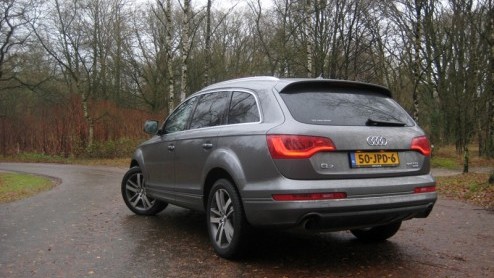 Er zijn diverse manieren om autos van een groen, verantwoord randje te voorzien. Zelfs bij de Audi Q7 is het gelukt. De nog altijd imponerende mastodont met vier ringen heeft namelijk 3.0 TDI clean d