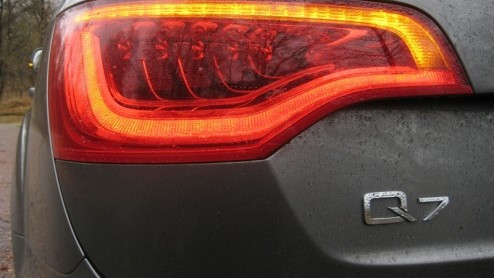 Er zijn diverse manieren om autos van een groen, verantwoord randje te voorzien. Zelfs bij de Audi Q7 is het gelukt. De nog altijd imponerende mastodont met vier ringen heeft namelijk 3.0 TDI clean d