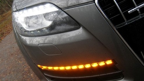Er zijn diverse manieren om autos van een groen, verantwoord randje te voorzien. Zelfs bij de Audi Q7 is het gelukt. De nog altijd imponerende mastodont met vier ringen heeft namelijk 3.0 TDI clean d