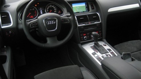Er zijn diverse manieren om autos van een groen, verantwoord randje te voorzien. Zelfs bij de Audi Q7 is het gelukt. De nog altijd imponerende mastodont met vier ringen heeft namelijk 3.0 TDI clean d