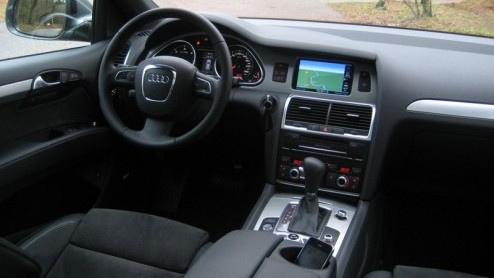 Er zijn diverse manieren om autos van een groen, verantwoord randje te voorzien. Zelfs bij de Audi Q7 is het gelukt. De nog altijd imponerende mastodont met vier ringen heeft namelijk 3.0 TDI clean d