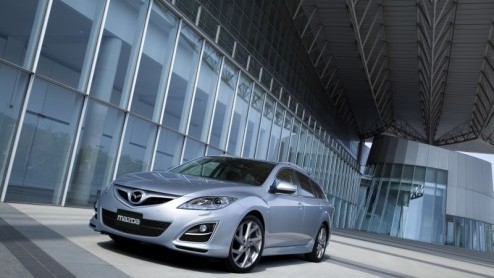 Mazda plant een faceliftje voor de Mazda6. In thuisland Japan is de vrijwel identieke Atenza in het nieuw opgedoken, en dit voorjaar zijn wij aan de beurt. De verjongingskuur is subtiel gebleven maar 
