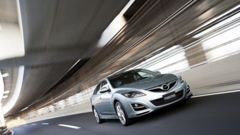 Mazda plant een faceliftje voor de Mazda6. In thuisland Japan is de vrijwel identieke Atenza in het nieuw opgedoken, en dit voorjaar zijn wij aan de beurt. De verjongingskuur is subtiel gebleven maar 