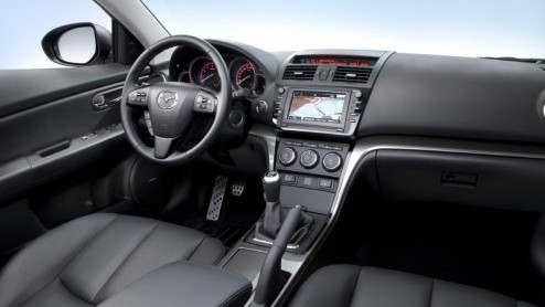 Mazda plant een faceliftje voor de Mazda6. In thuisland Japan is de vrijwel identieke Atenza in het nieuw opgedoken, en dit voorjaar zijn wij aan de beurt. De verjongingskuur is subtiel gebleven maar 