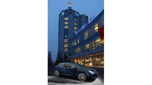 Nadat Aston Martin toenadering zocht tot de Toyota iQ heeft ook Maserati iets met de kleintjes. De Italianen weten heel goed wat ze in huis willen halen en kiezen de Alfa MiTo als hun courtesy car. Sp