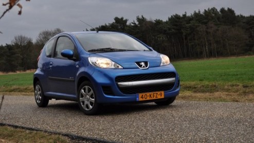 Wat is het voor een autofabrikant in deze tijden toch heerlijk om n of meerdere compacte modellen in het gamma te hebben. Dat geldt ook voor Peugeot, die met de 107 momenteel goede zaken doet. Verra