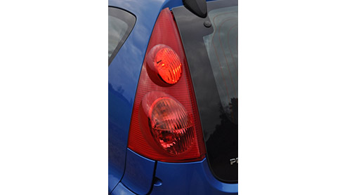 Wat is het voor een autofabrikant in deze tijden toch heerlijk om n of meerdere compacte modellen in het gamma te hebben. Dat geldt ook voor Peugeot, die met de 107 momenteel goede zaken doet. Verra