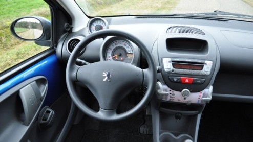 Wat is het voor een autofabrikant in deze tijden toch heerlijk om n of meerdere compacte modellen in het gamma te hebben. Dat geldt ook voor Peugeot, die met de 107 momenteel goede zaken doet. Verra