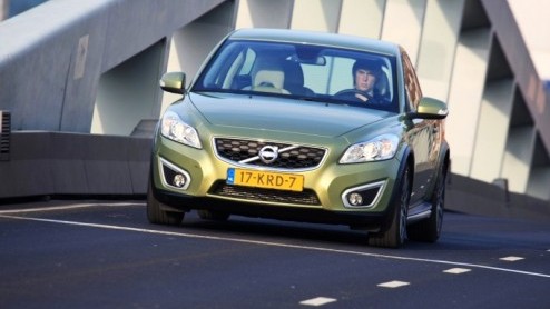 Volvos kleinste moet met de tijd mee, en dus is de C30 even letterlijk gefacelift. De nieuwe looks zijn klaar voor de toekomst, de compacte Zweed speelt samen met talloze kleur- en afwerkingsmogelijk