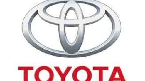 Toyota gaat in Nederland ongeveer 95.000 autos terugroepen naar de dealer voor een aanpassing aan het gaspedaal, dat in zr zeldzame gevallen trager dan verwacht kan terugkeren in de ruststand. Tot