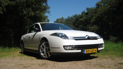 We weten allemaal dat ie er is, en nog altijd blijft het een zeldzaamheid in het dagelijks leven; de Citron C6. Het Franse vlaggenschip bewandelt op typisch extravagante wijze zijn weg in de grote mi