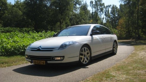 We weten allemaal dat ie er is, en nog altijd blijft het een zeldzaamheid in het dagelijks leven; de Citron C6. Het Franse vlaggenschip bewandelt op typisch extravagante wijze zijn weg in de grote mi