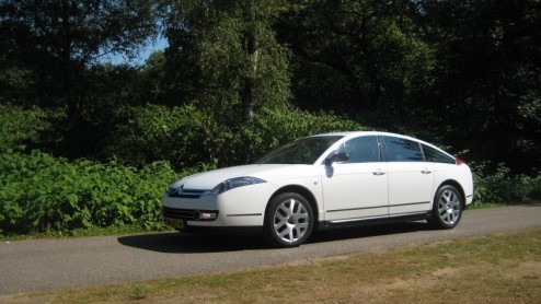 We weten allemaal dat ie er is, en nog altijd blijft het een zeldzaamheid in het dagelijks leven; de Citron C6. Het Franse vlaggenschip bewandelt op typisch extravagante wijze zijn weg in de grote mi