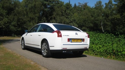 We weten allemaal dat ie er is, en nog altijd blijft het een zeldzaamheid in het dagelijks leven; de Citron C6. Het Franse vlaggenschip bewandelt op typisch extravagante wijze zijn weg in de grote mi