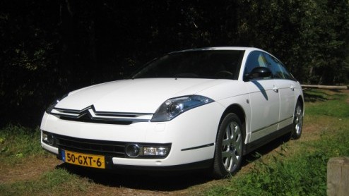 We weten allemaal dat ie er is, en nog altijd blijft het een zeldzaamheid in het dagelijks leven; de Citron C6. Het Franse vlaggenschip bewandelt op typisch extravagante wijze zijn weg in de grote mi
