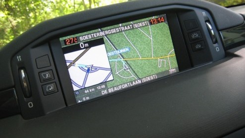 We weten allemaal dat ie er is, en nog altijd blijft het een zeldzaamheid in het dagelijks leven; de Citron C6. Het Franse vlaggenschip bewandelt op typisch extravagante wijze zijn weg in de grote mi